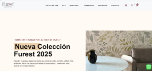 Nueva Colección Furest 2025 en Uruguay: living con mesa redonda blanca, jarrón negro y empapelado botánico; estilo contemporáneo y confortable.