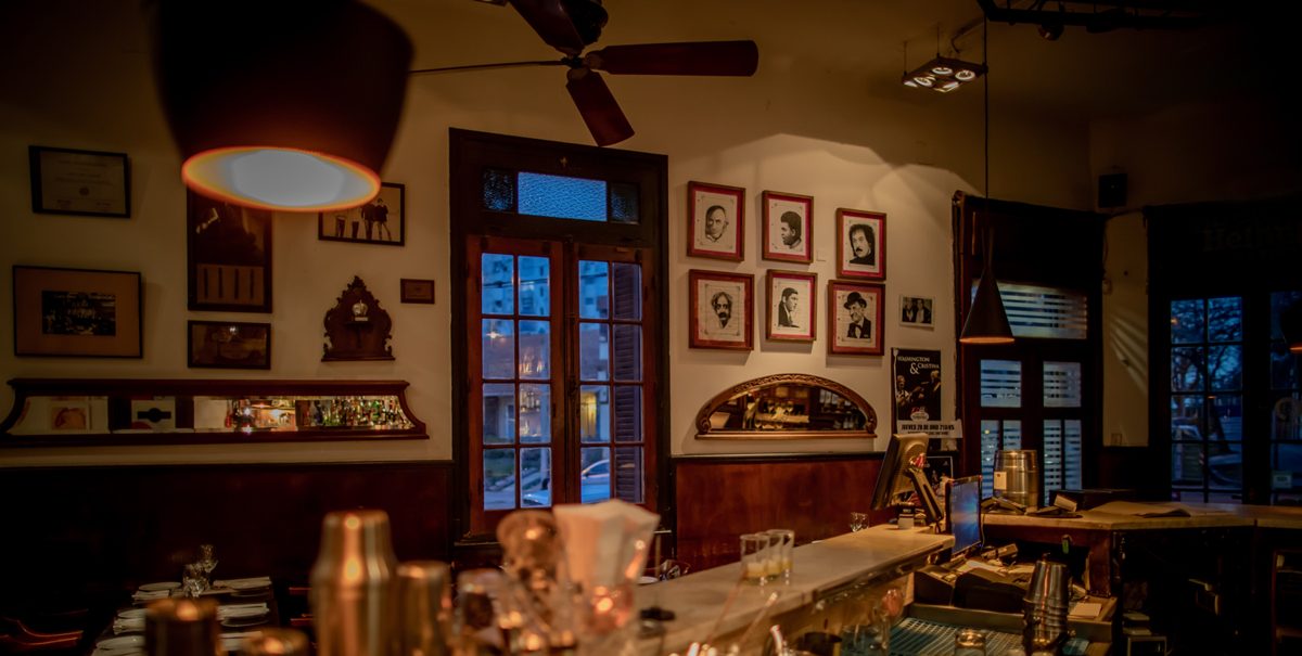 Salón del Bar Tabaré, con su barra y ventanales