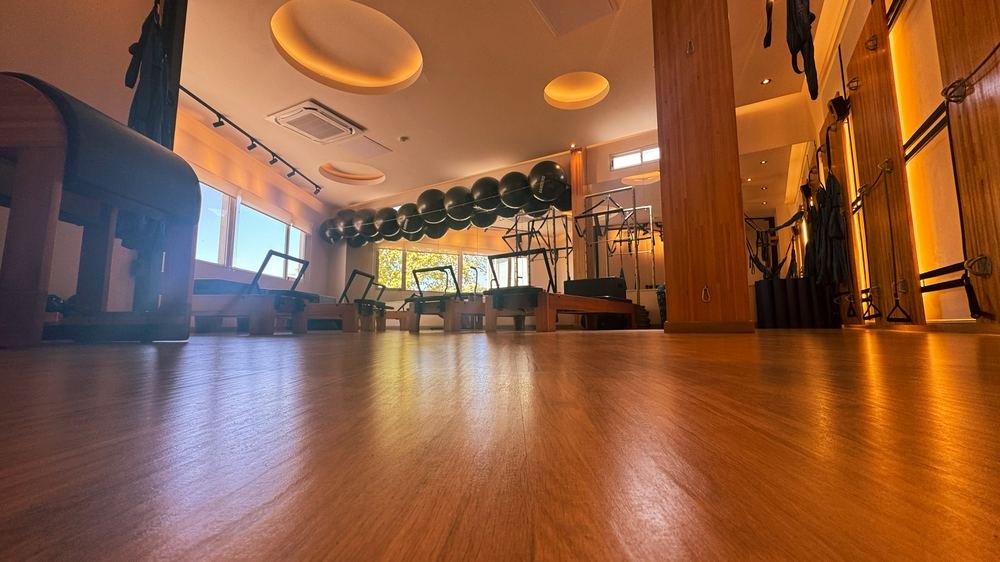 Sala de fitness del Club Malvín, con piso de madera y máquinas