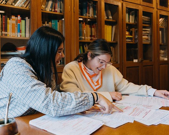 Dos estudiantes en la sala de estudio de la Residencia Universitaria Del Mar