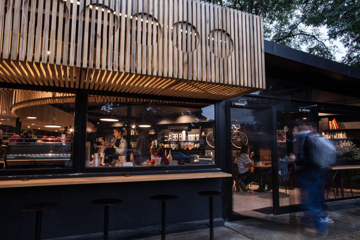 Frente de La Madriguera Café en Carrasco, con la barra iluminada