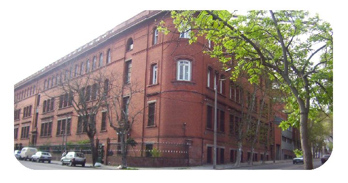 Fachada del edificio de la Residencia Universitaria Sagrada Familia en Lima 1337