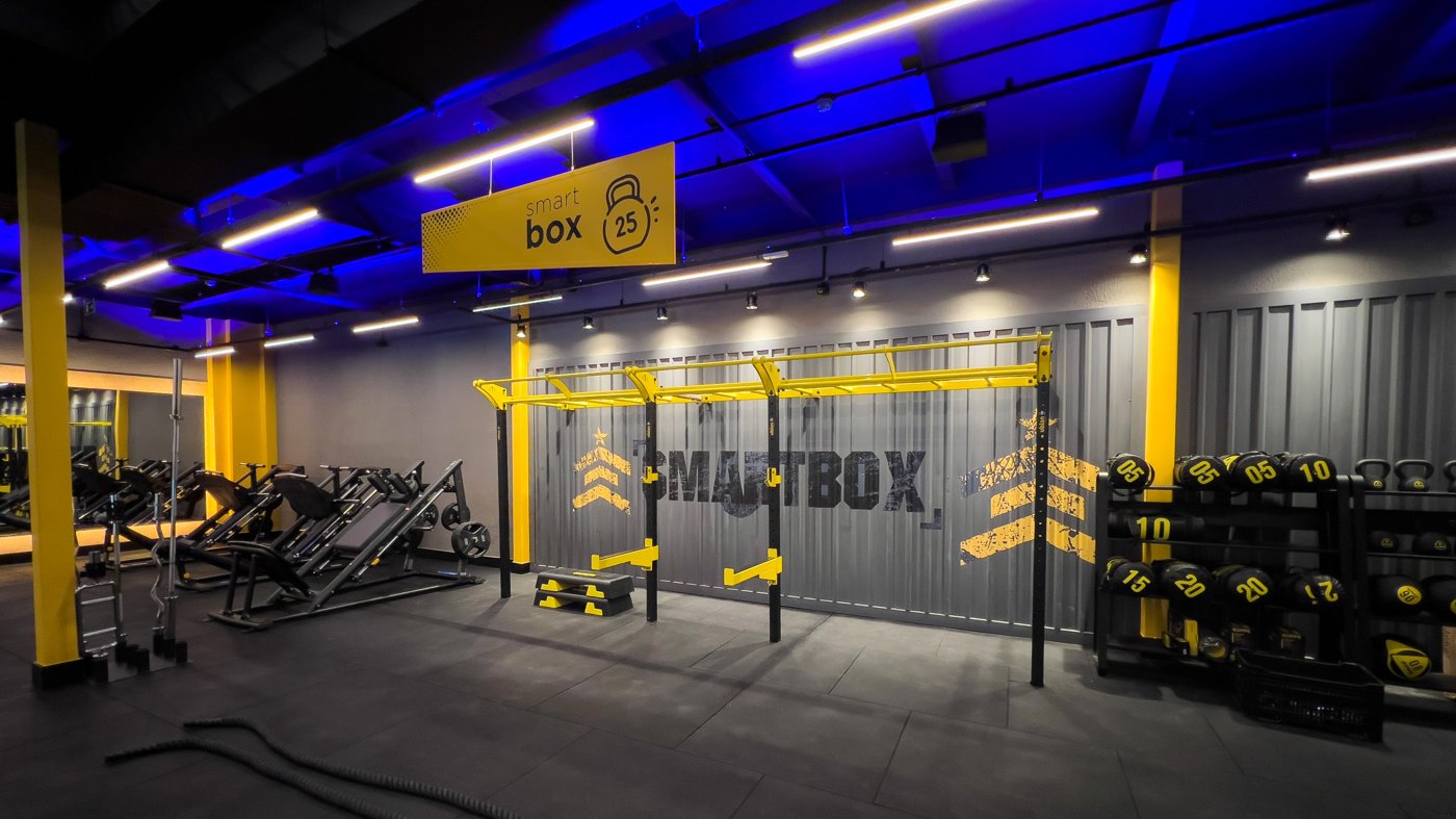 Sala de entrenamiento de Smart Fit, con máquinas y área funcional