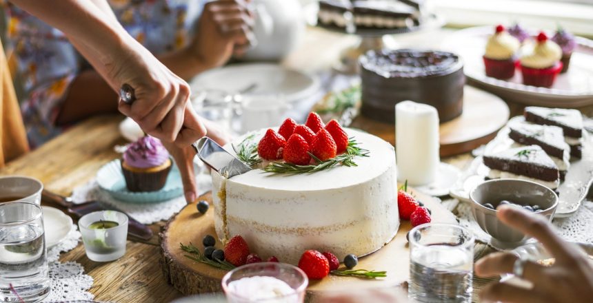 Mesa llena de pasteles y dulces